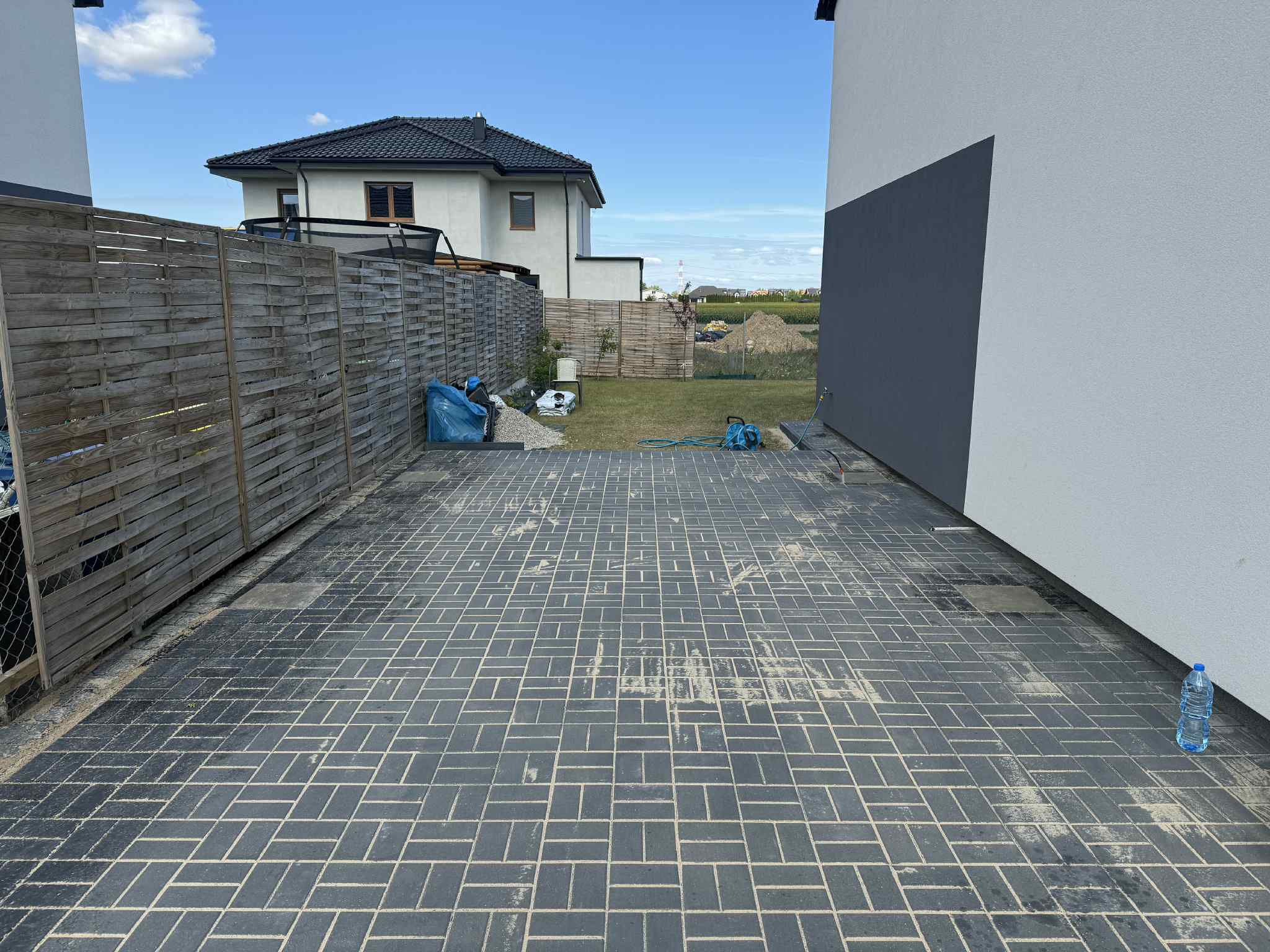 Zdjęcie przedstawiające profesjonalne układanie kostki brukowej i poz-bruku w Mosinie