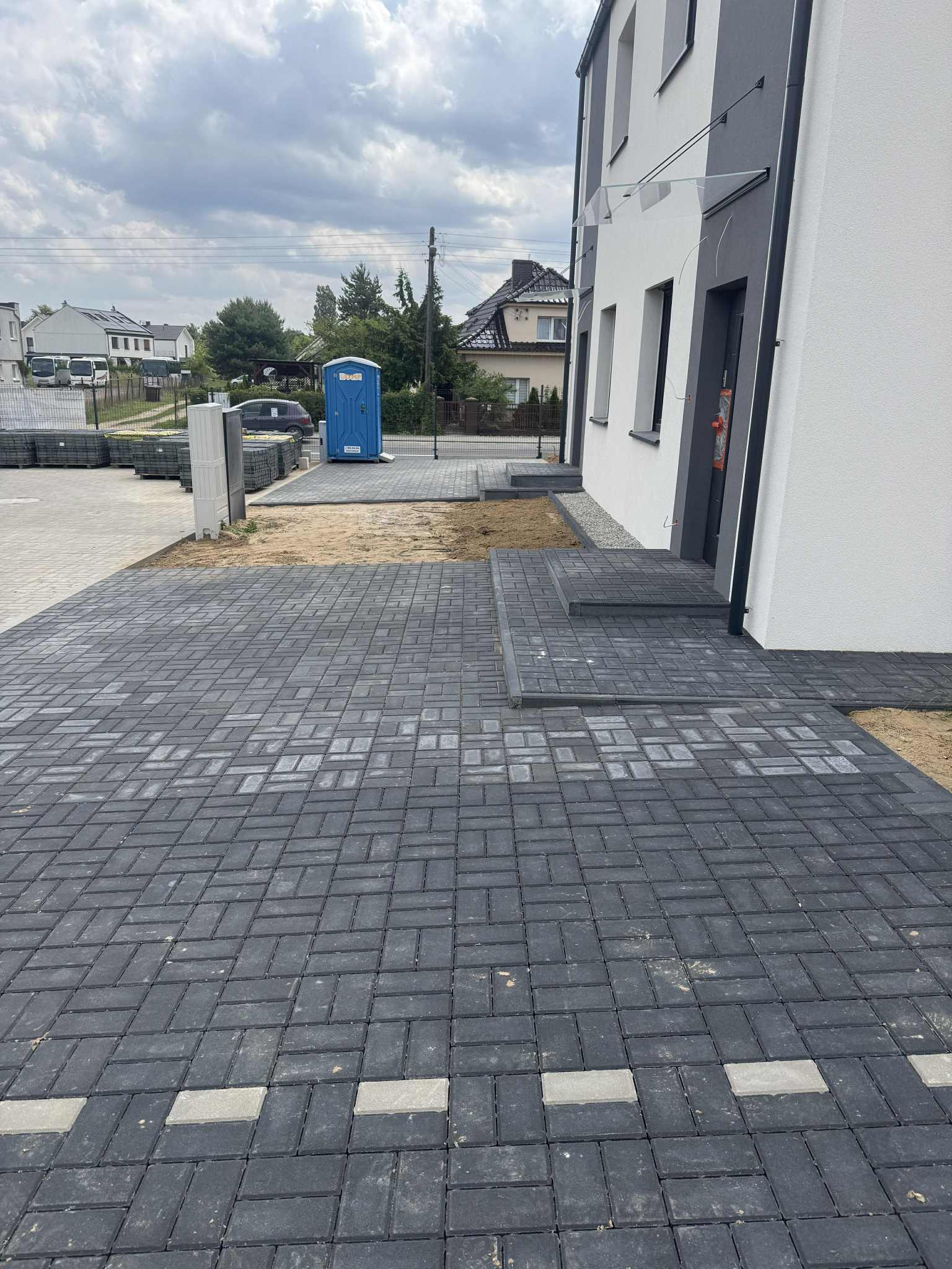 Ilustracja jakości i doświadczenia Mateusz Kwaśny Usługi Ogólnobudowlane w układaniu kostki brukowej